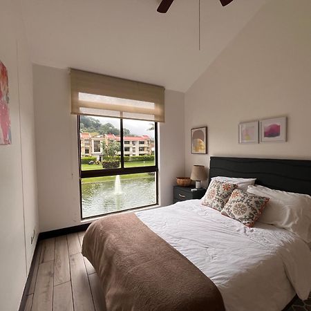 Cr Mariposa Rentals Lakeview Penthouse With Office Space, Pool, Gym, Tennis Santa Ana  Exterior foto