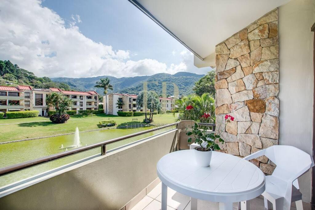 Cr Mariposa Rentals Lakeview Penthouse With Office Space, Pool, Gym, Tennis Santa Ana  Exterior foto
