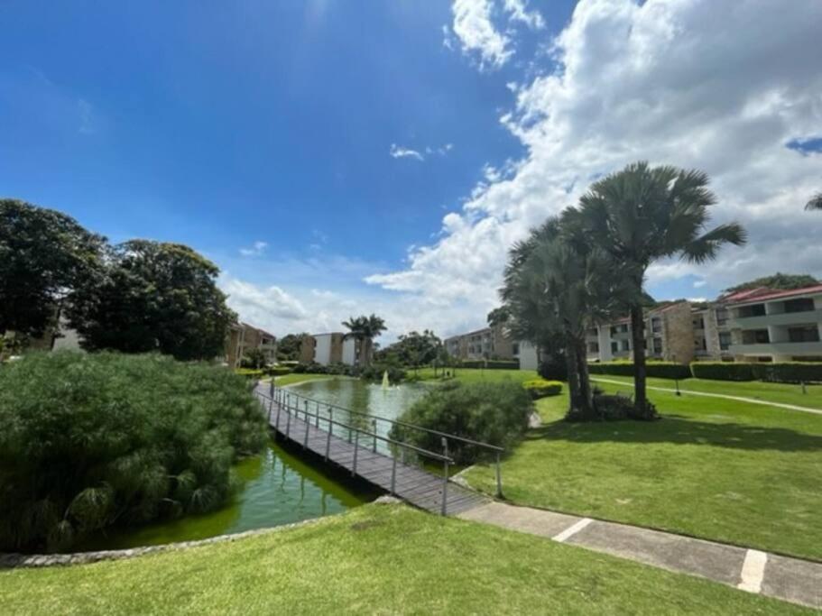 Cr Mariposa Rentals Lakeview Penthouse With Office Space, Pool, Gym, Tennis Santa Ana  Exterior foto