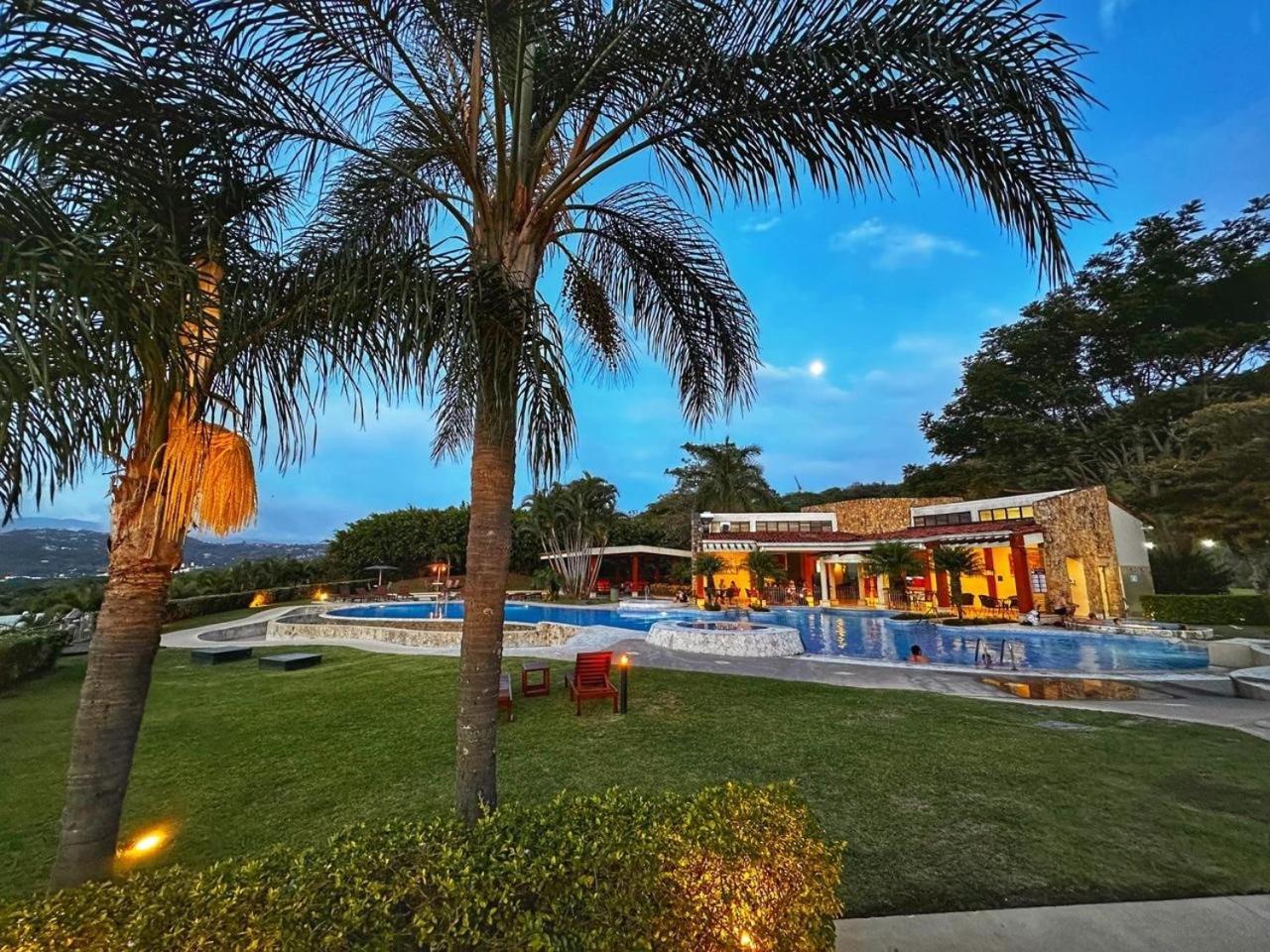 Cr Mariposa Rentals Lakeview Penthouse With Office Space, Pool, Gym, Tennis Santa Ana  Exterior foto