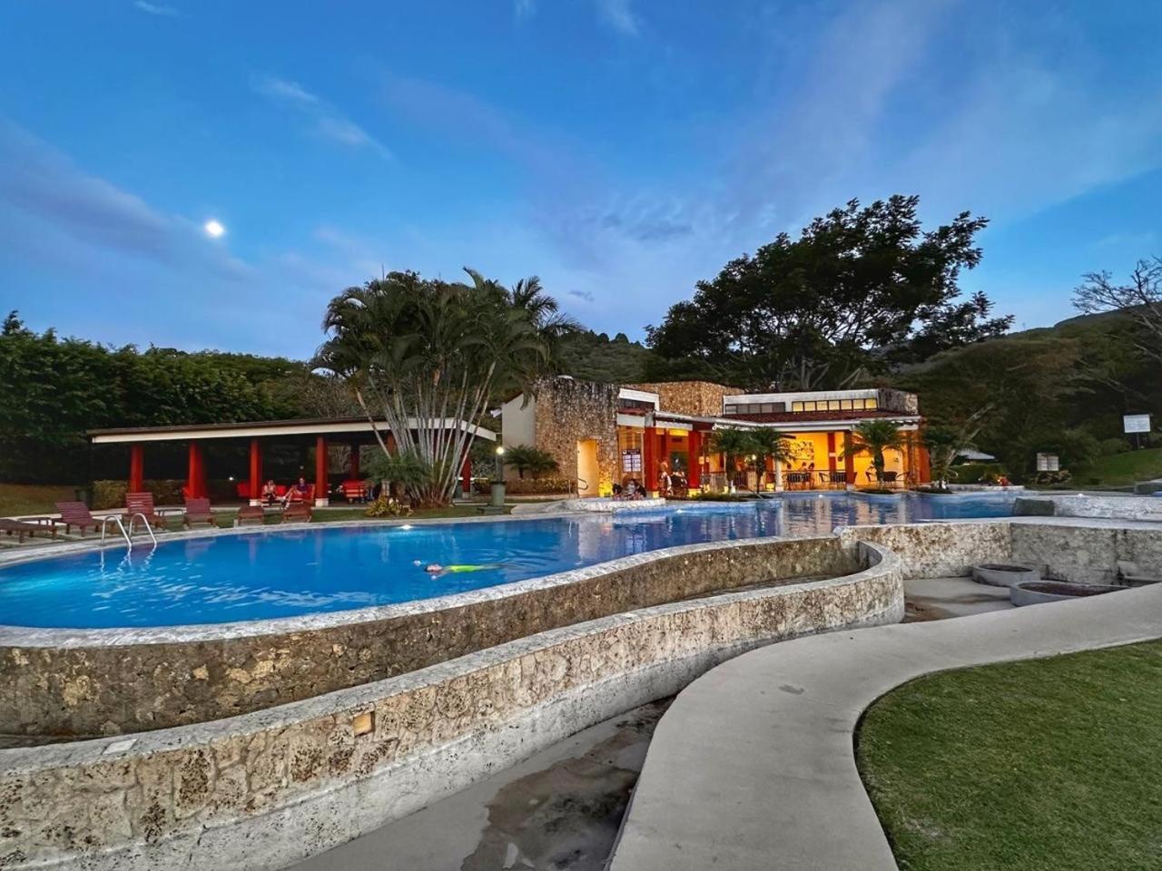 Cr Mariposa Rentals Lakeview Penthouse With Office Space, Pool, Gym, Tennis Santa Ana  Exterior foto