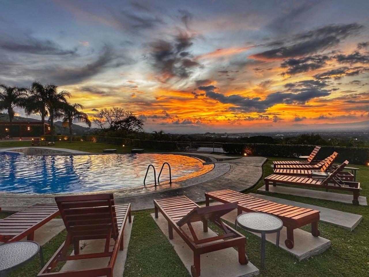 Cr Mariposa Rentals Lakeview Penthouse With Office Space, Pool, Gym, Tennis Santa Ana  Exterior foto