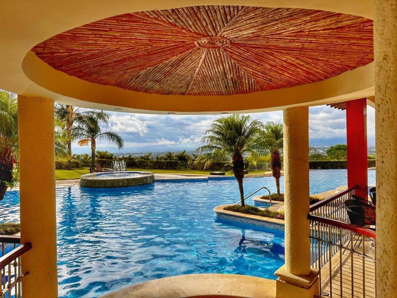 Cr Mariposa Rentals Lakeview Penthouse With Office Space, Pool, Gym, Tennis Santa Ana  Exterior foto