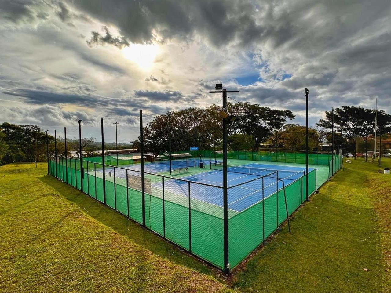 Cr Mariposa Rentals Lakeview Penthouse With Office Space, Pool, Gym, Tennis Santa Ana  Exterior foto